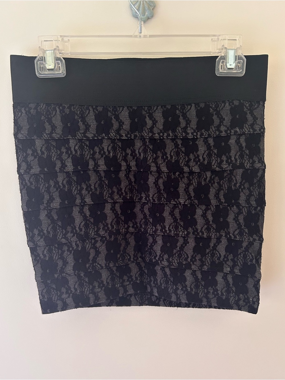Guess Y2K Lace Bodycon Skirt
Size: Small
NWT